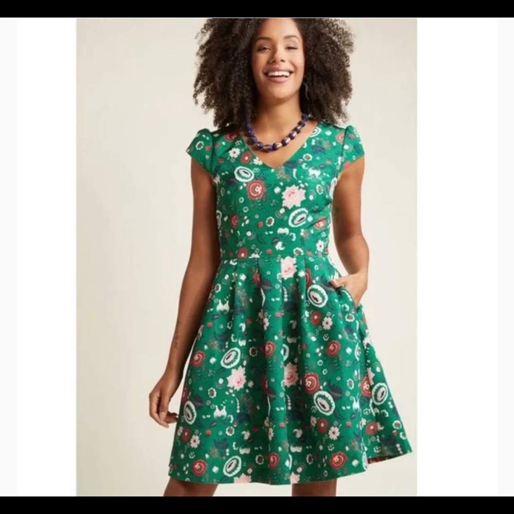 Modcloth swing fit and flare green dress with flowers. XL